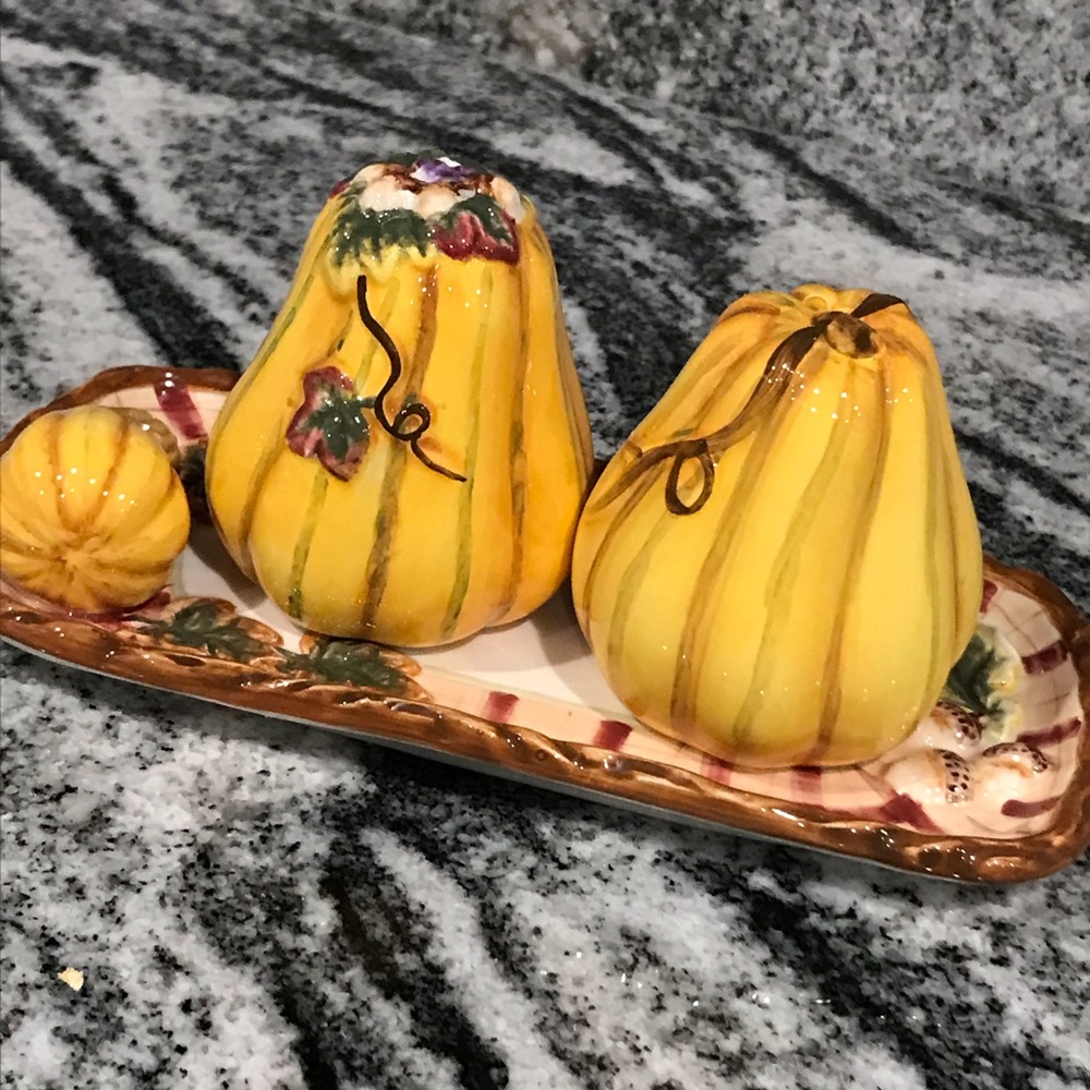 Salt/Pepper Ganz Bella Casa EUC